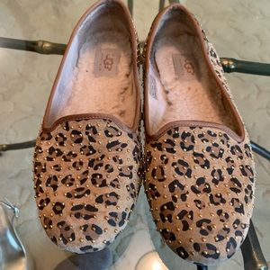 UGG loafer with sheepskin lining. 6.5